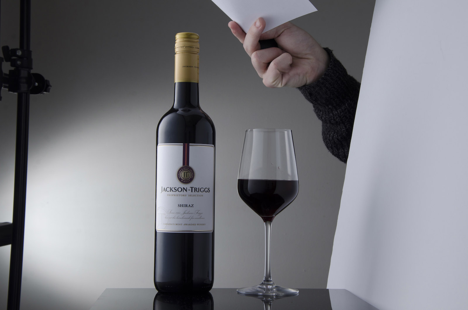 How to Shoot a Professional Wine Photo with Speedlights and a Kit Lens