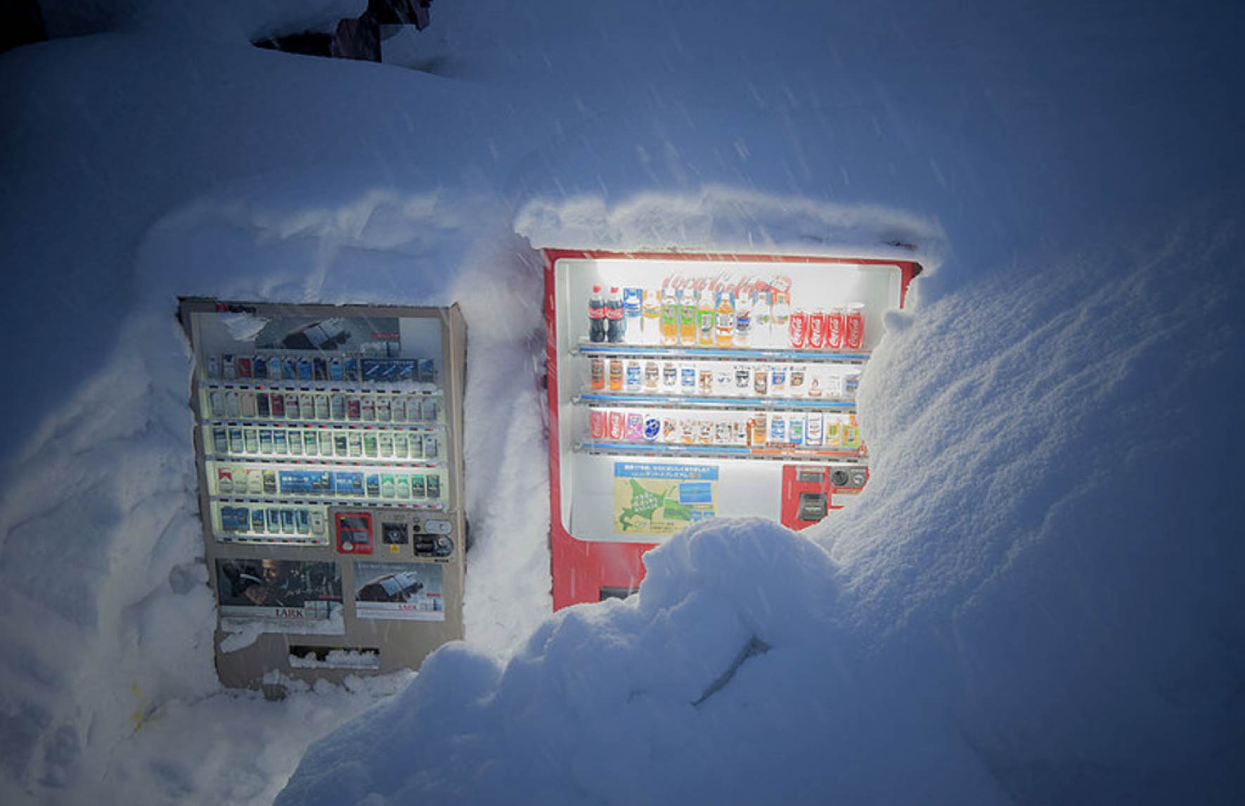 Photos of SnowCovered Vending Machines in Japan PetaPixel