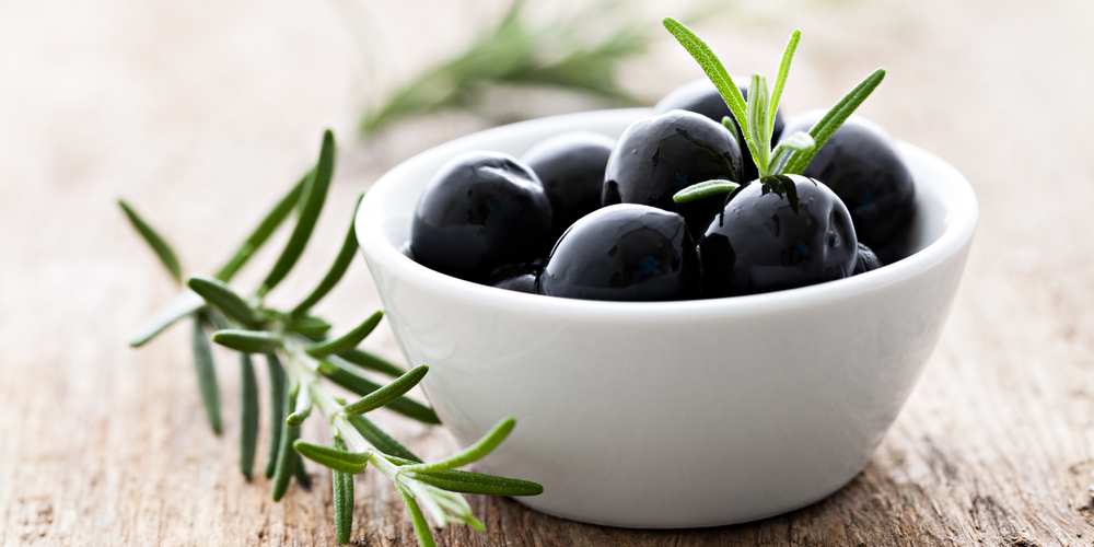 Can Chickens Eat Black Olives? Pet Diet Guide