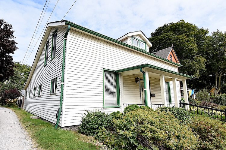 50 Caithness St E., Caledonia Peter & Carrie