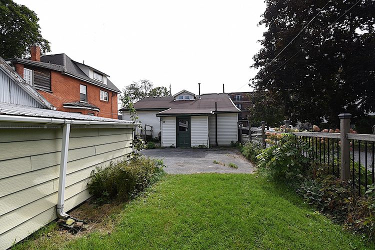 50 Caithness St E., Caledonia Peter & Carrie