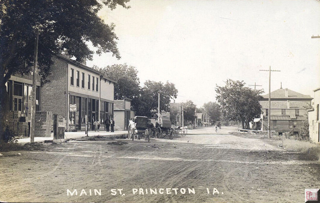 Main Street Postcard views of Towns in the State of Iowa