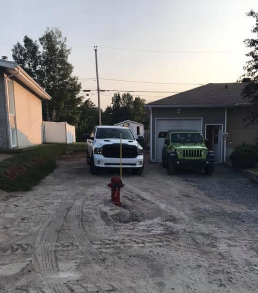 Un homme au Saguenay est découragé car la ville a installé une borne fontaine dans son entrée de