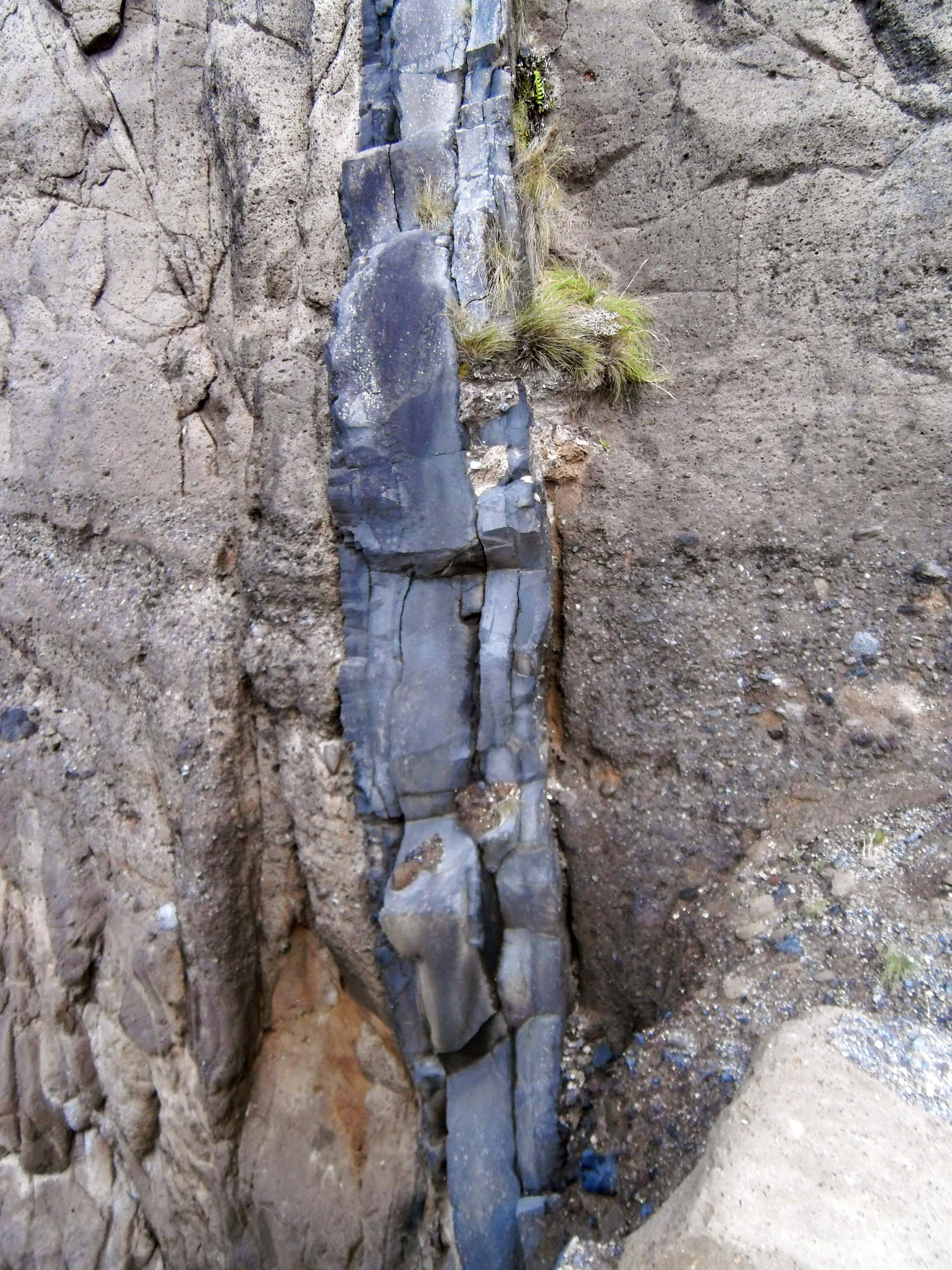 DIQUES Y SILLS – ATLAS DE ROCAS ÍGNEAS