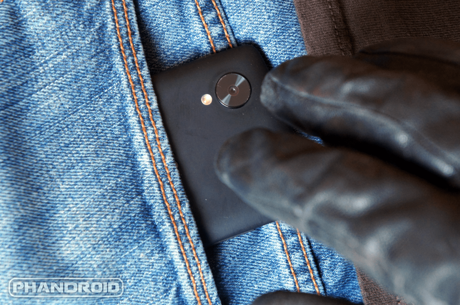 7 sneaky ways pickpockets steal your phone (and what you can do about