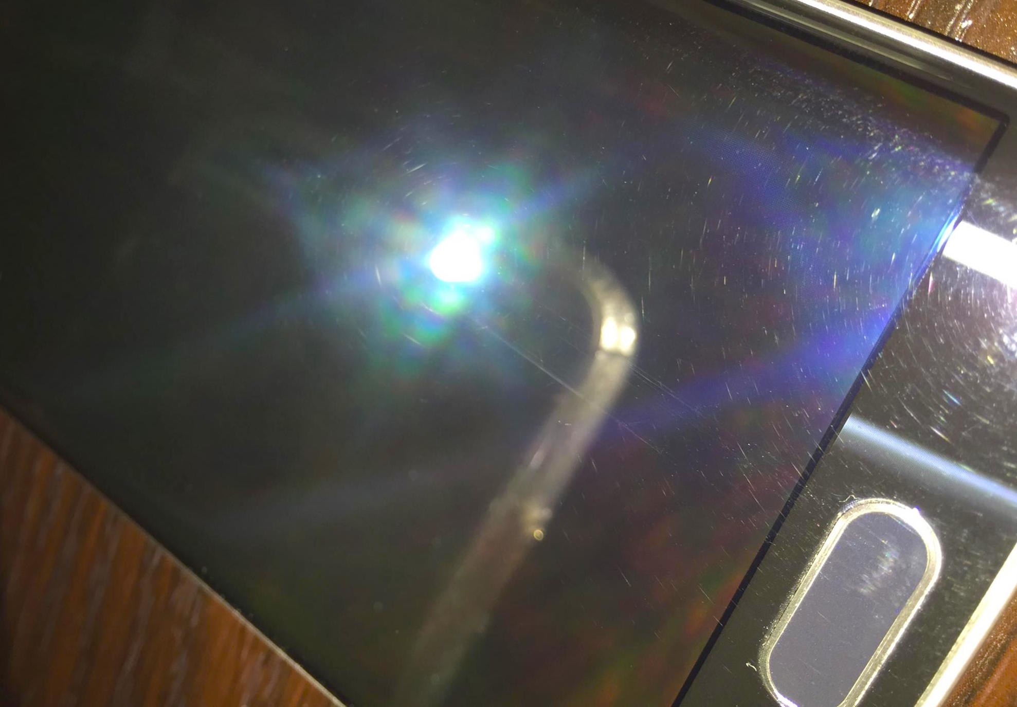 Some Samsung Galaxy S6 Edge units shipping with tiny scratches all over