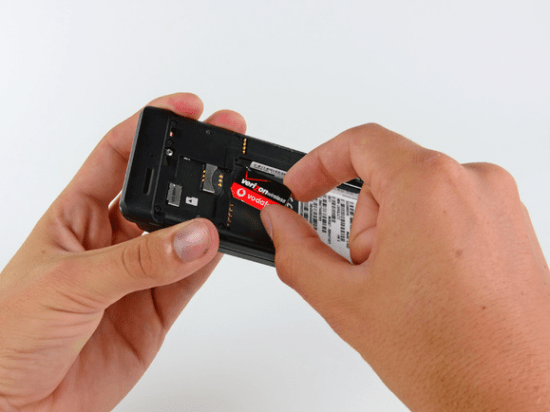 Motorola Droid 3 Reveals its SIM Card in Device Teardown