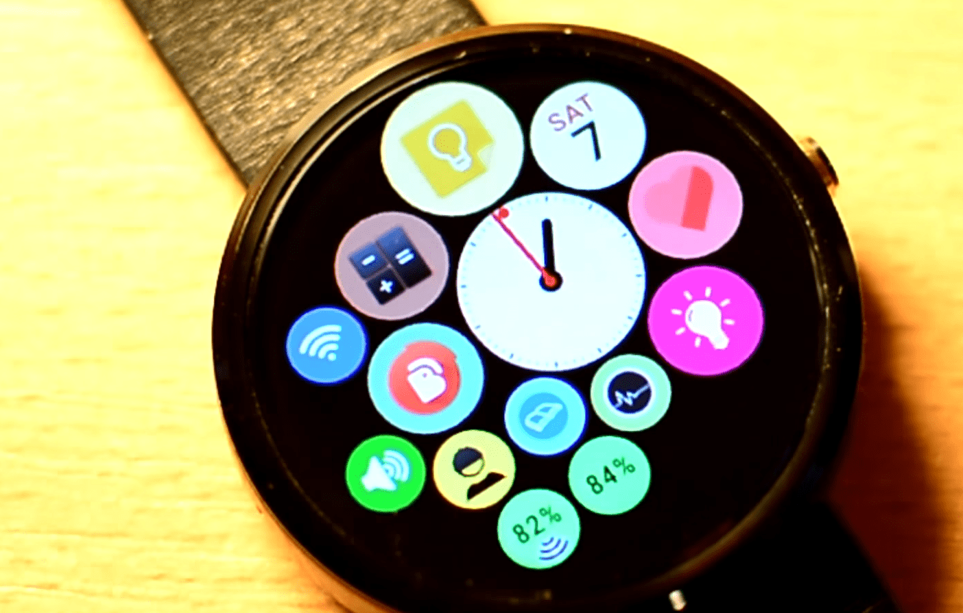 Make your Android Wear smart watch look like an Apple Watch with this