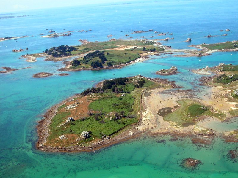 Ile du Milieu et Ile Saint Gildas dans la baie de Port Jean