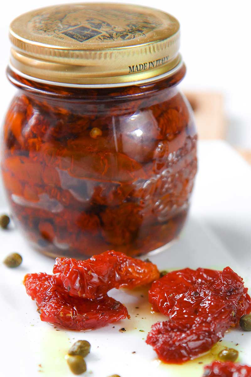 Spaghetti with sun dried tomatoes sauce pesto