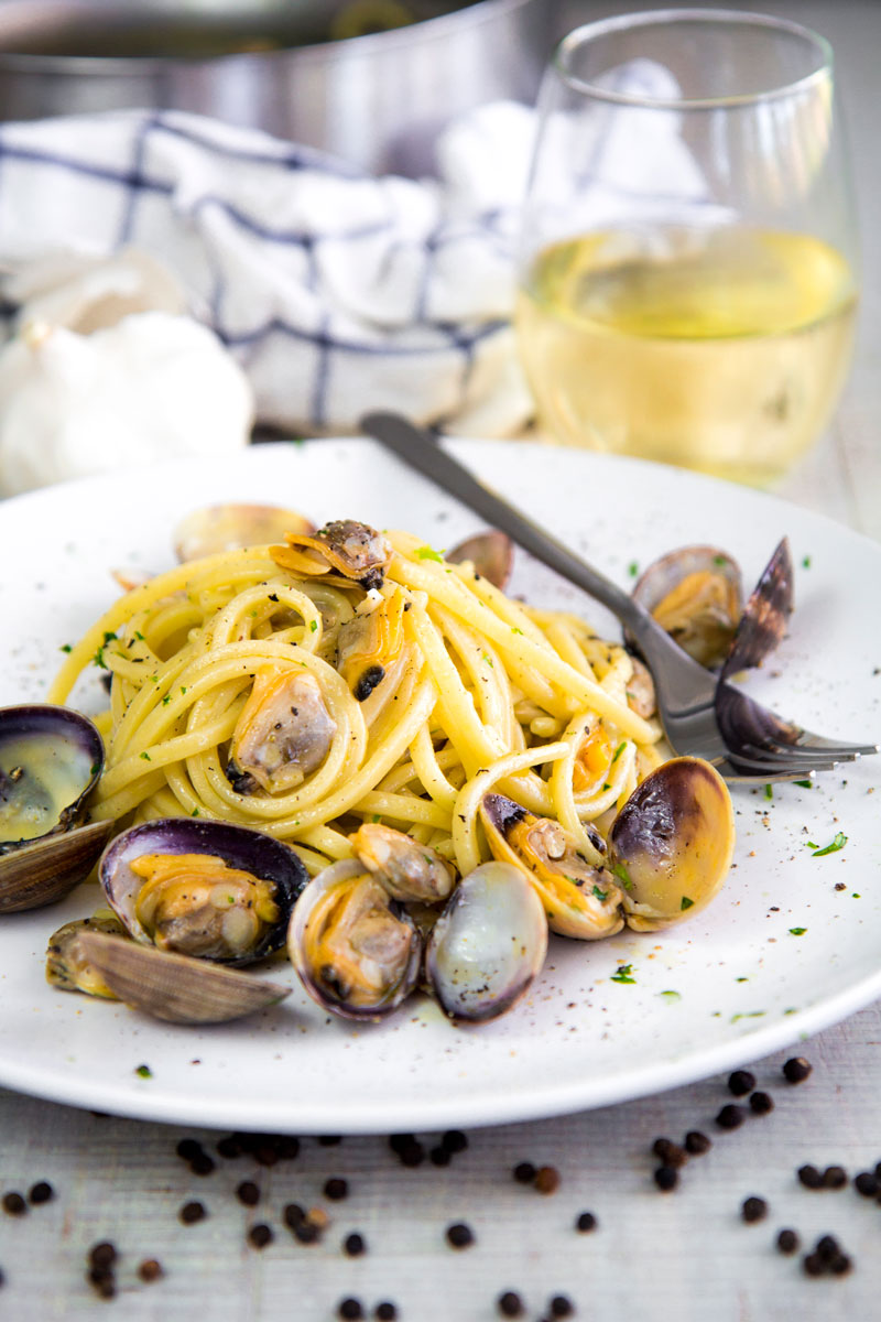 WHITE CLAM SAUCE LINGUINE with garlic and fresh parsley