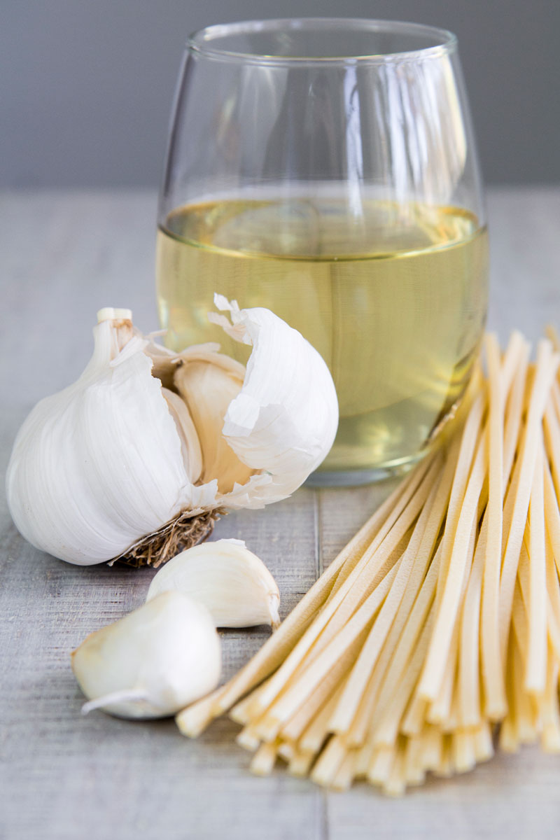 WHITE CLAM SAUCE LINGUINE with garlic and fresh parsley