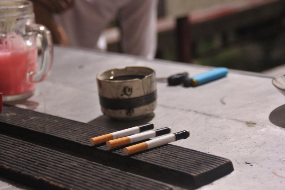 Gambar Secangkir Kopi Hitam Dan Sebatang Rokok Galeri Gambar