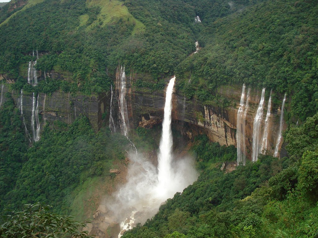 9 Air Terjun Terindah yang Bisa Bikin Hatimu Tenang Tinggal di Indonesia