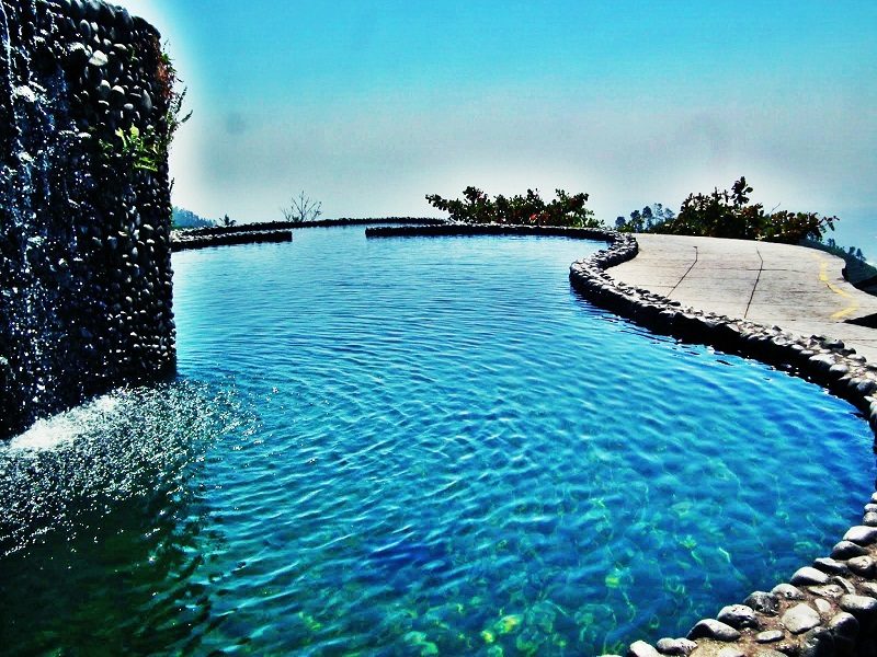 11 Kolam Renang Alami di Indonesia yang Paling Instagramable