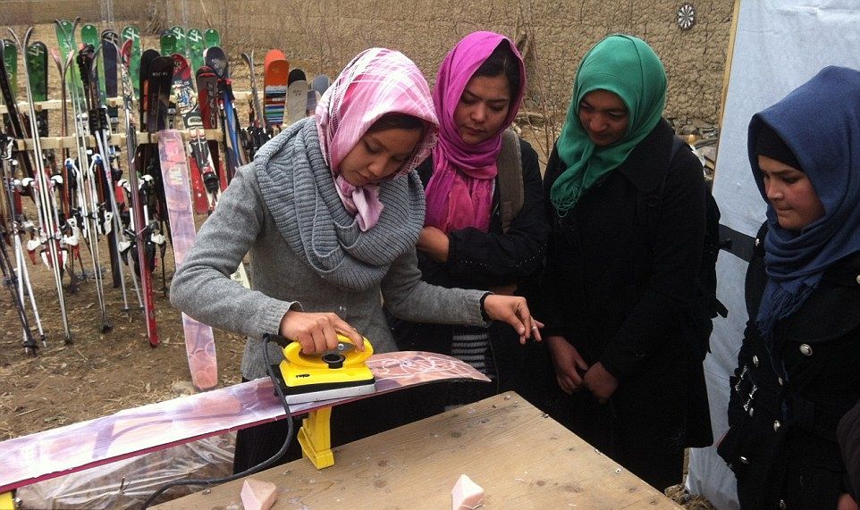 Kisah Wanita Afganistan Saat Bermain Ski untuk Pertama Kali