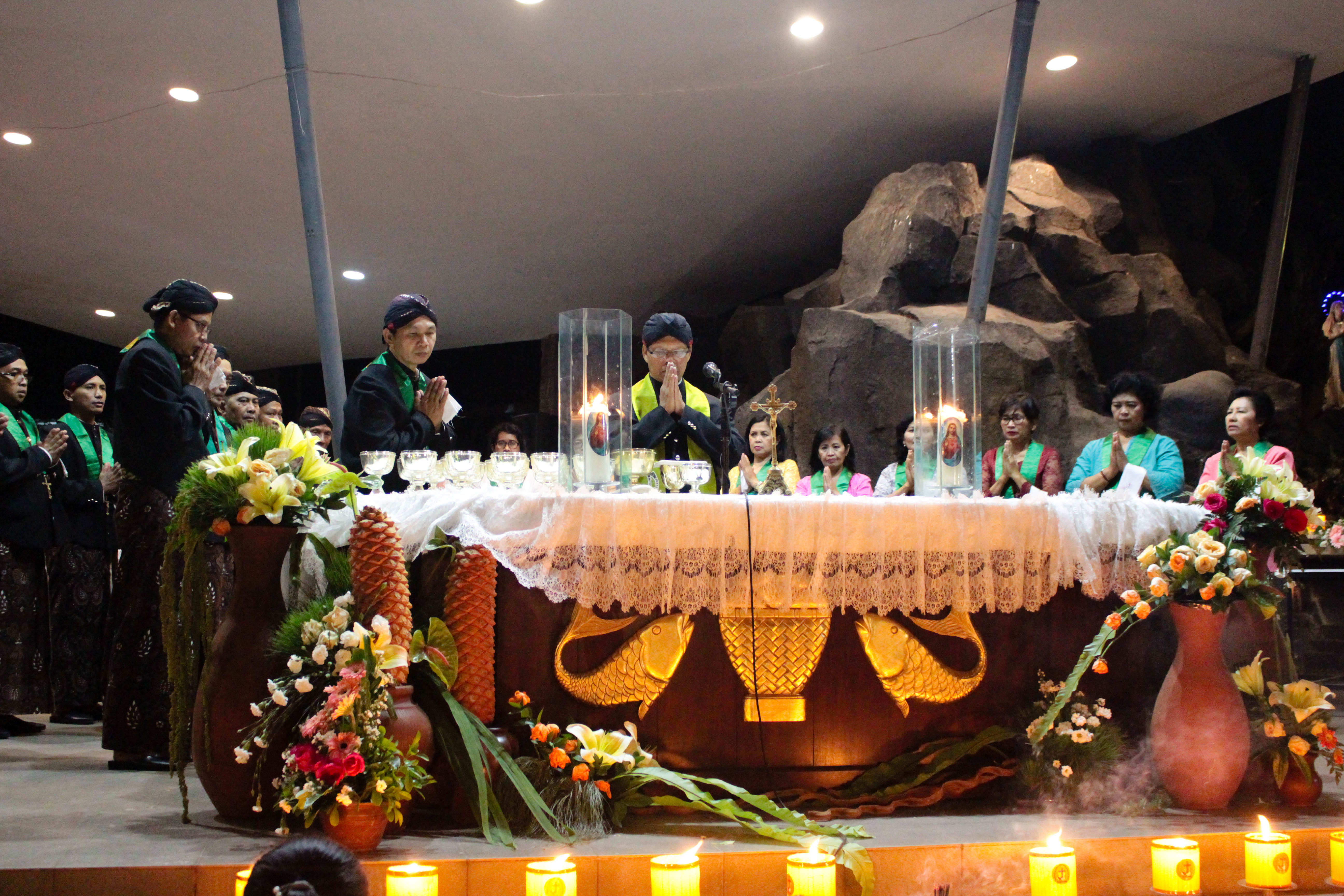 Memeringati Malam Satu Suro dengan Misa Tirakatan di Gua