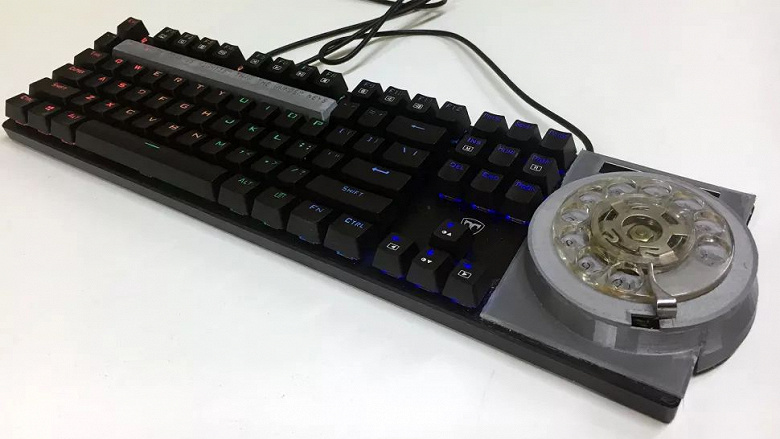 Enthusiast replaced the numeric keypad with a disk from an old phone