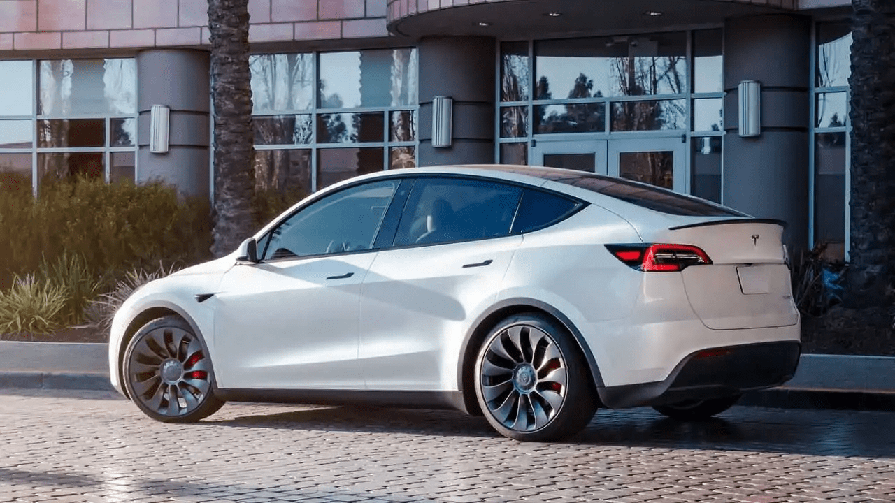 Presented the cheapest Tesla Model Y Phonemantra