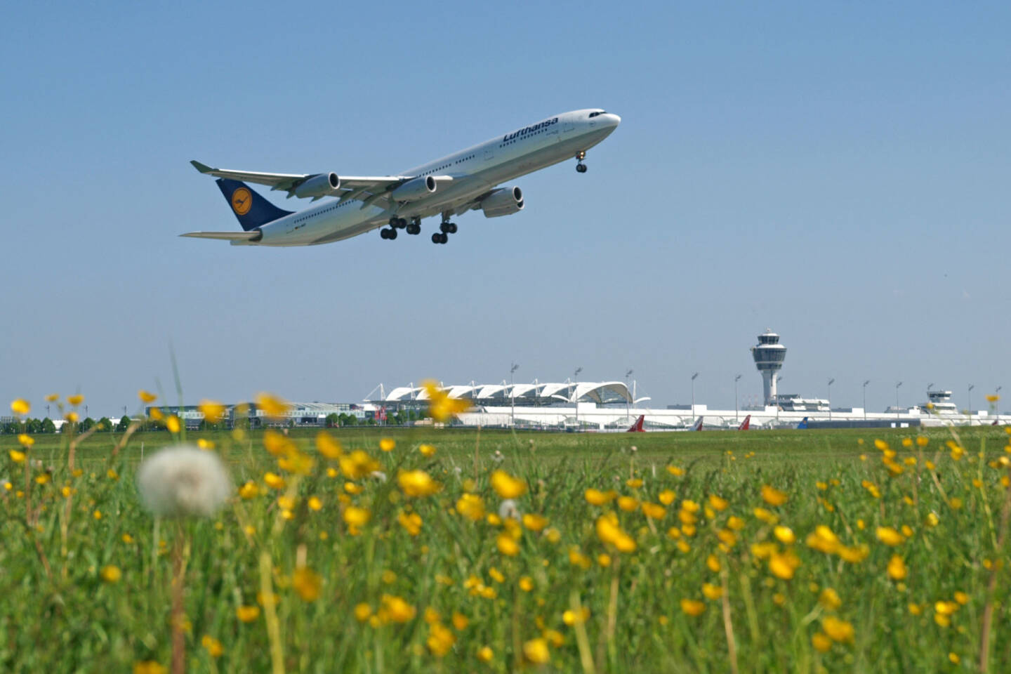 Flughafen Muenchen, Lufthansa Flugzeug beim Start, (C) Kerstin Roßkopp Bild 16140 // Die
