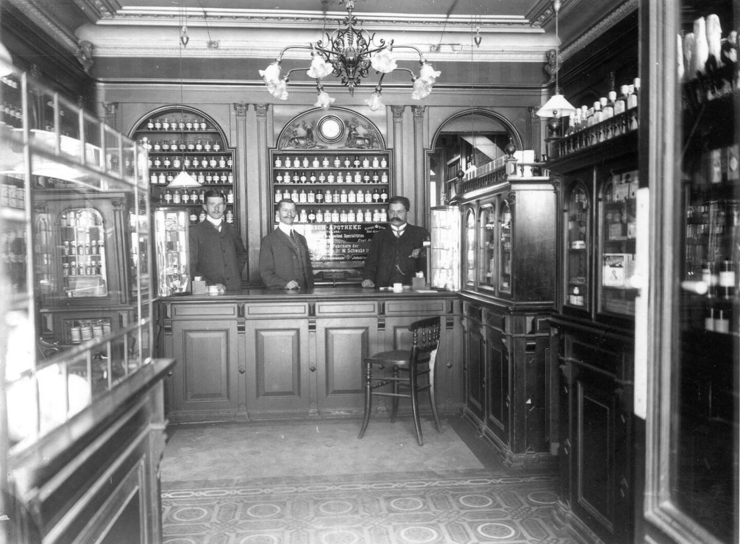 Die HirschApotheke auf der Zeil in Frankfurt/Main ungefähr zur Zeit