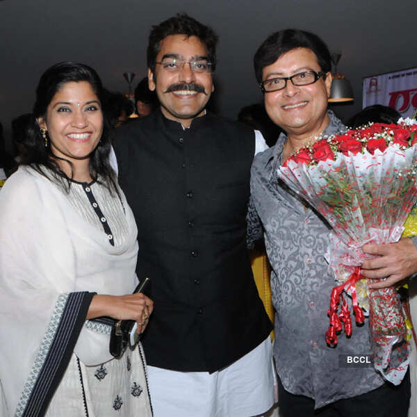 Ashok Saraf (R) poses with Pilgaonkar family Supriya, Sachin and their