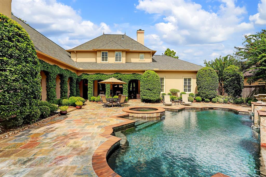 907 Cowards Creek Drive, Friendswood, TX 77546