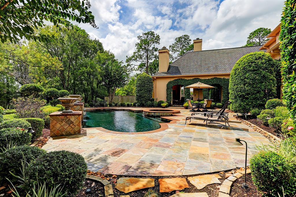 907 Cowards Creek Drive, Friendswood, TX 77546