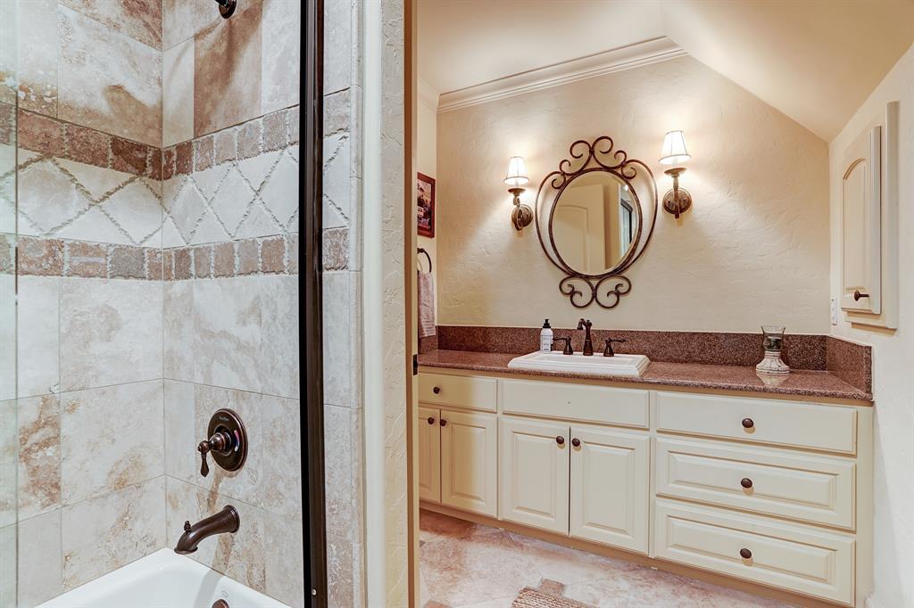 907 Cowards Creek Drive, Friendswood, TX 77546