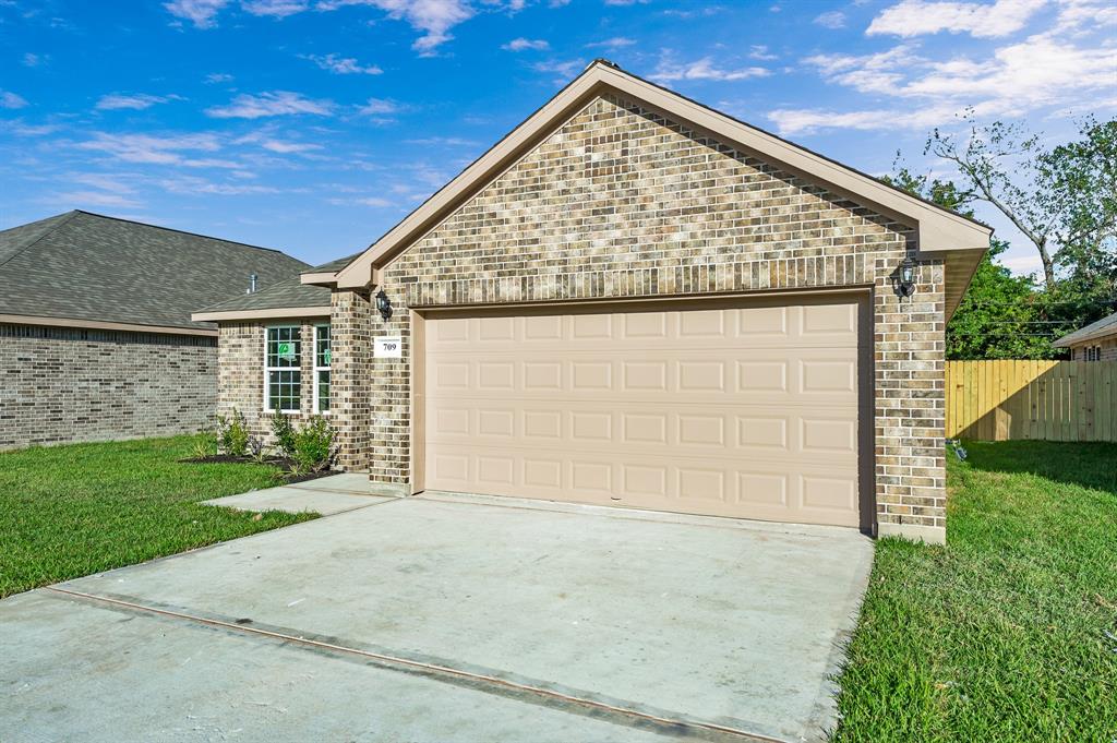 709 S 6th Street, La Porte, TX 77571