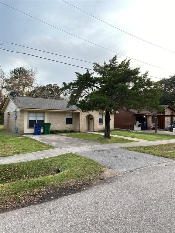 733 W Live Oak Street, Angleton, TX 77515