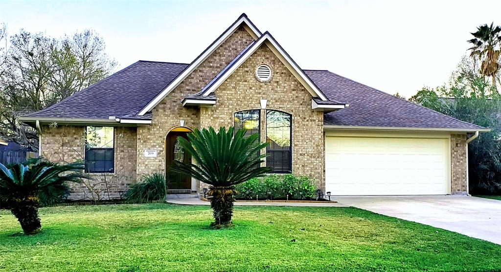 708 Manor Drive, Angleton, TX 77515