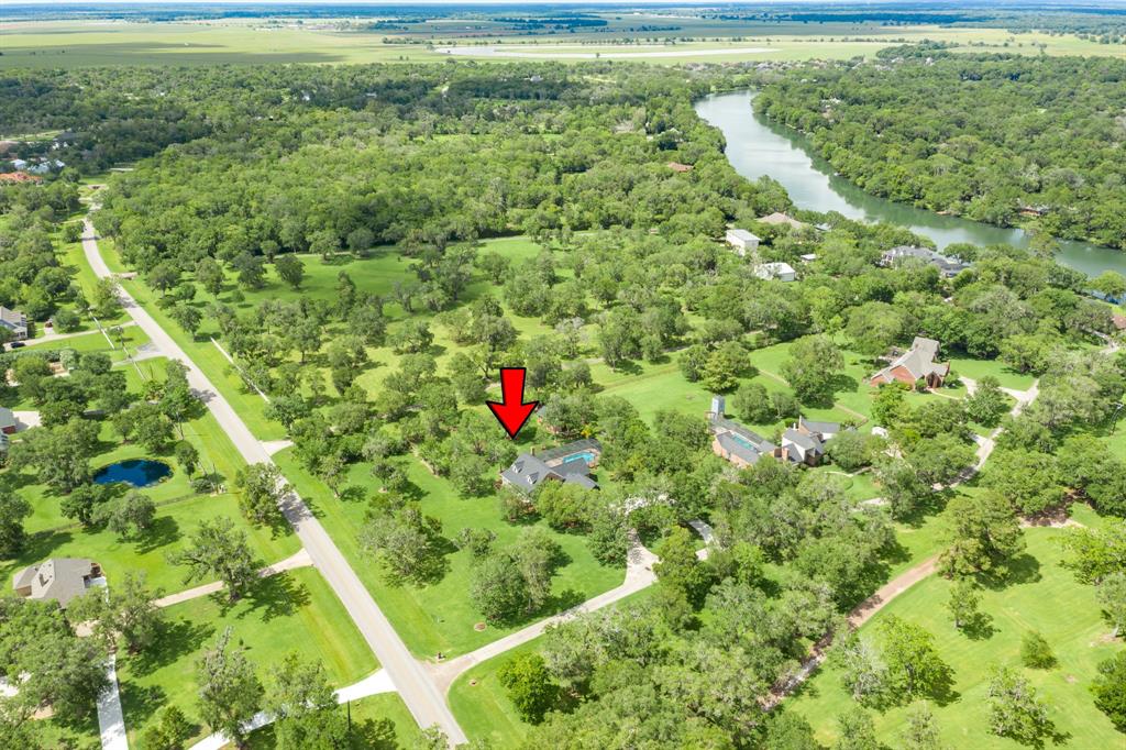 1 Lakewood Lane, Lake Jackson, TX 77566