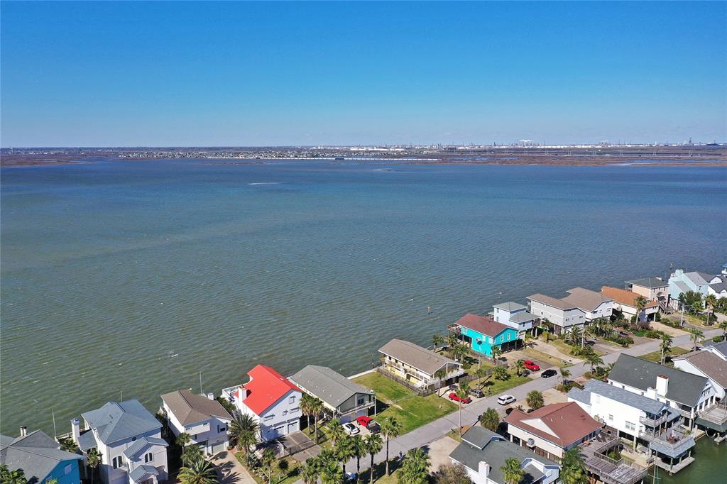 211 Isles End Road, Tiki Island, TX 77554