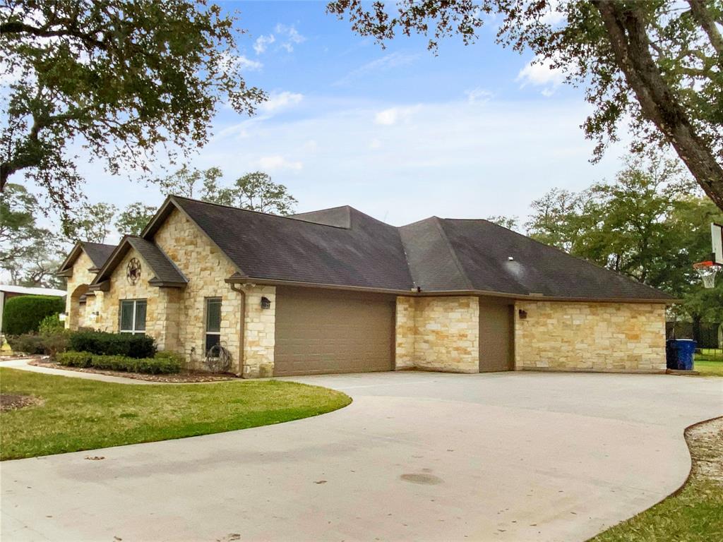 343 Thousand Oaks Drive, Angleton, TX 77515