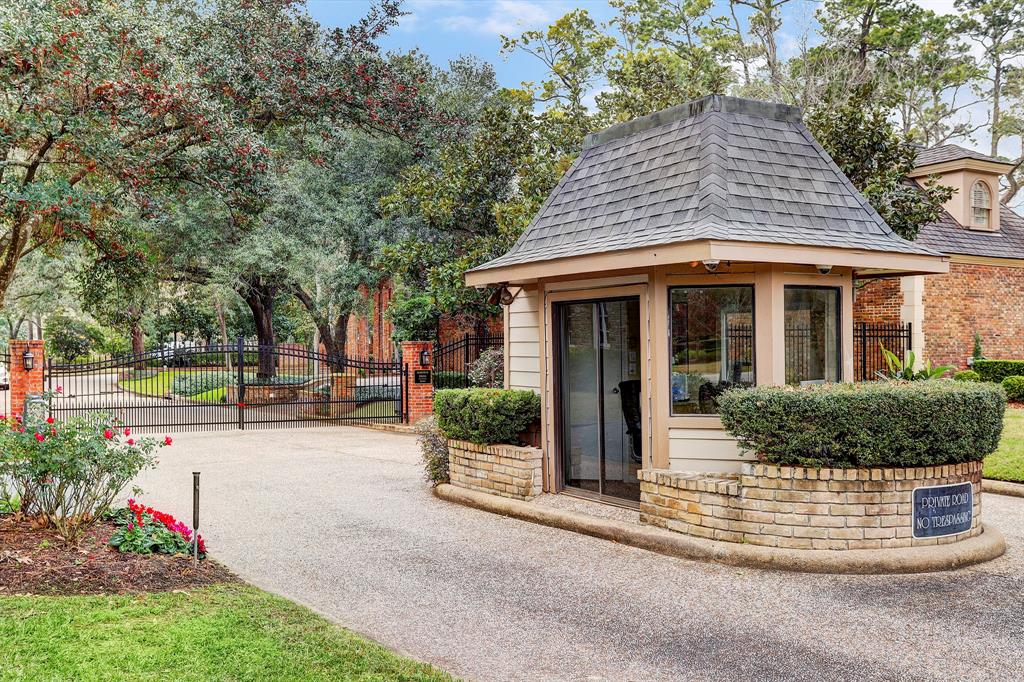 1 Saddlewood Estates Drive, Hunters Creek Village, TX 77024