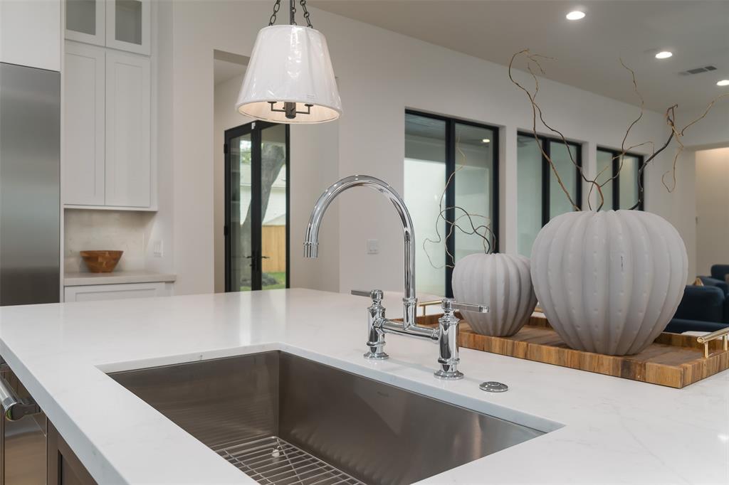 535 Kickerillo Drive, Houston TX 77079