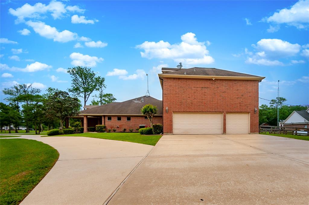 1425 Chocolate Bayou Drive, Alvin, TX 77511