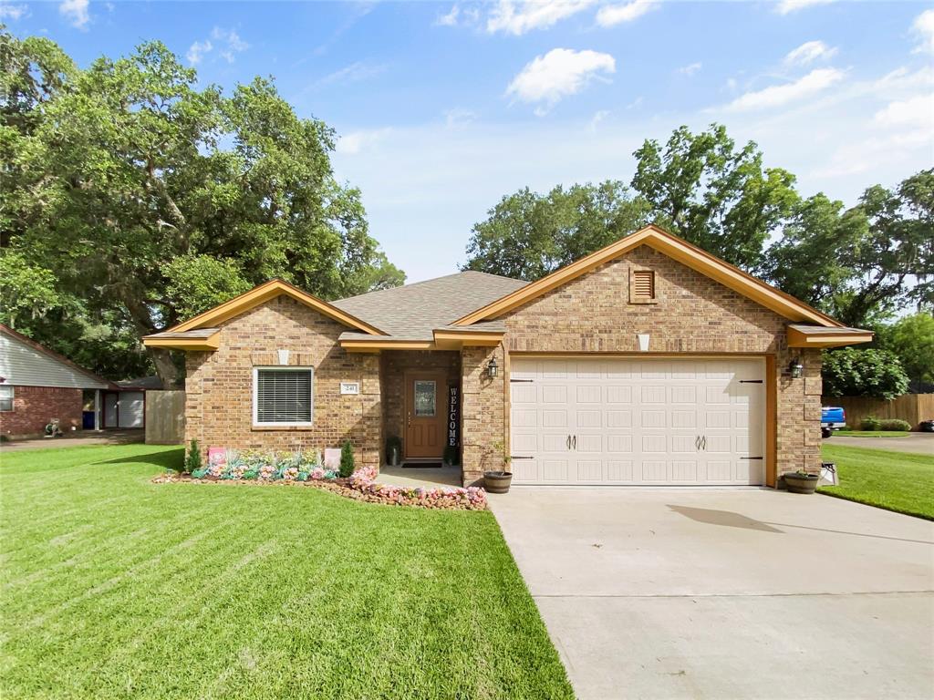 241 Canterbury Drive, West Columbia, TX 77486