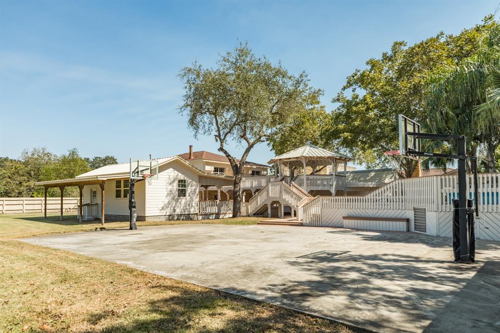 2730 Avenue L, Santa Fe, TX 77510