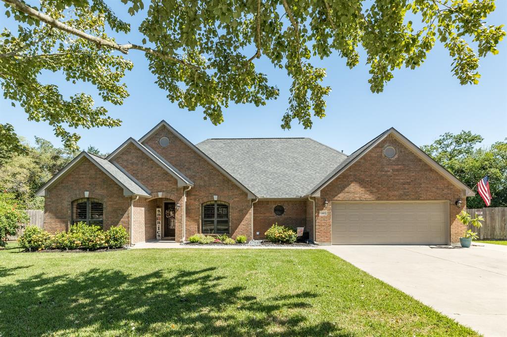 42 Alexander Court, Angleton, TX 77515