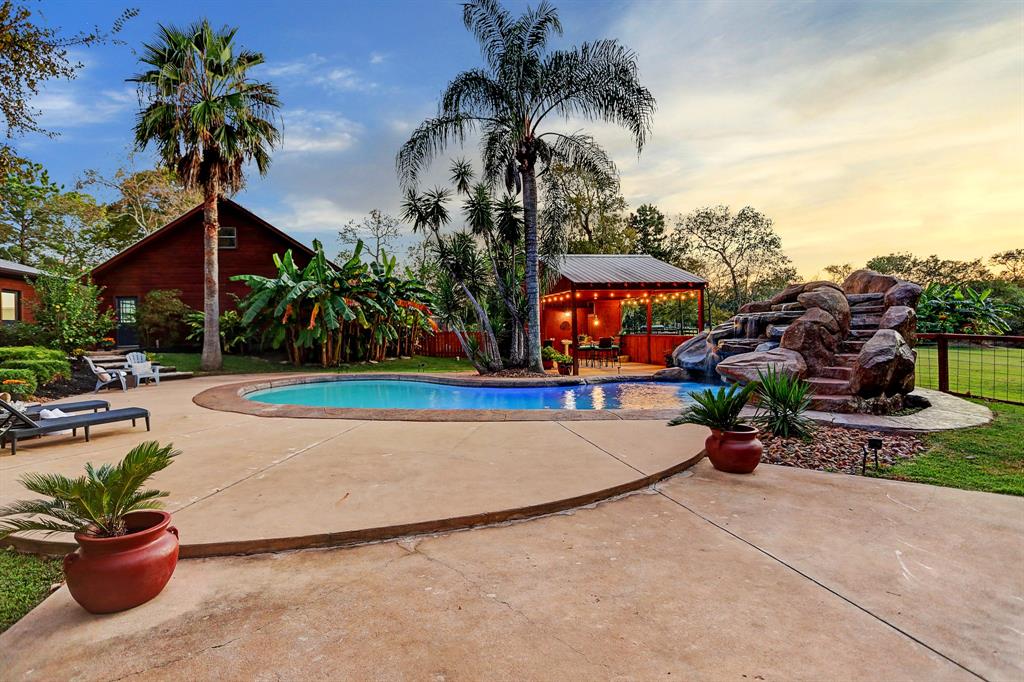 1330 Chocolate Bayou Drive, Alvin, TX 77511