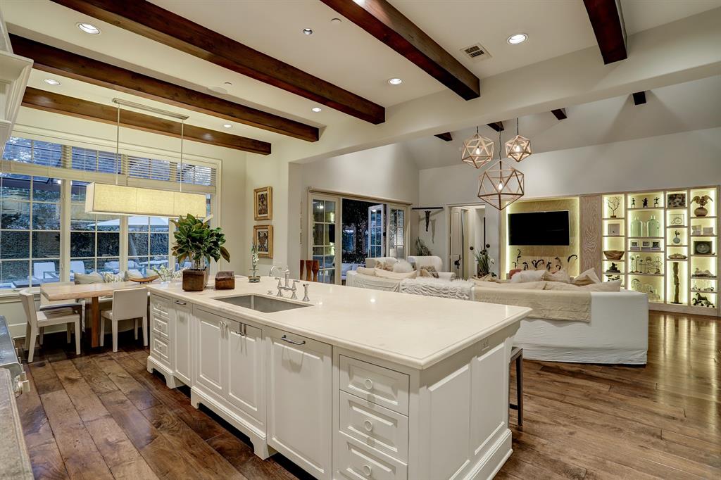 4 GREYTON Lane, Houston, TX 77024