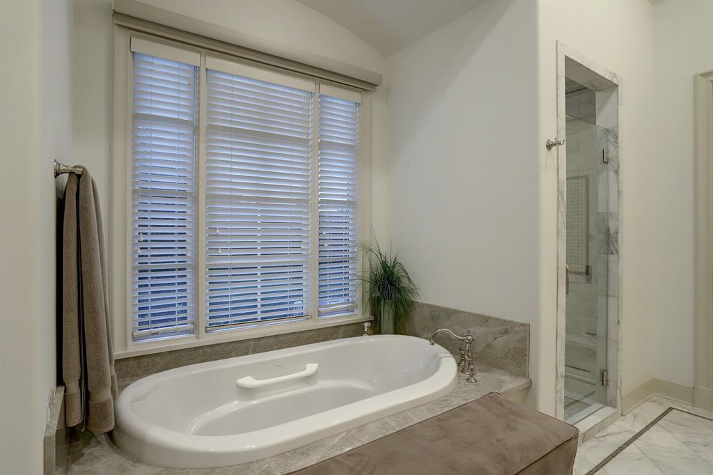 4 GREYTON Lane, Houston, TX 77024