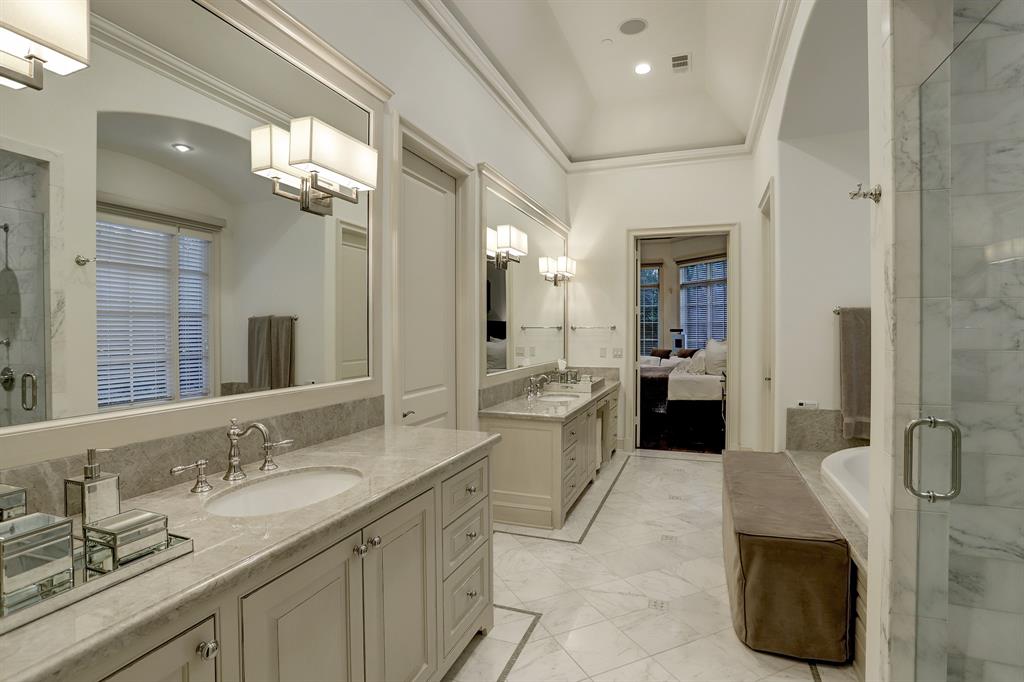 4 GREYTON Lane, Houston, TX 77024