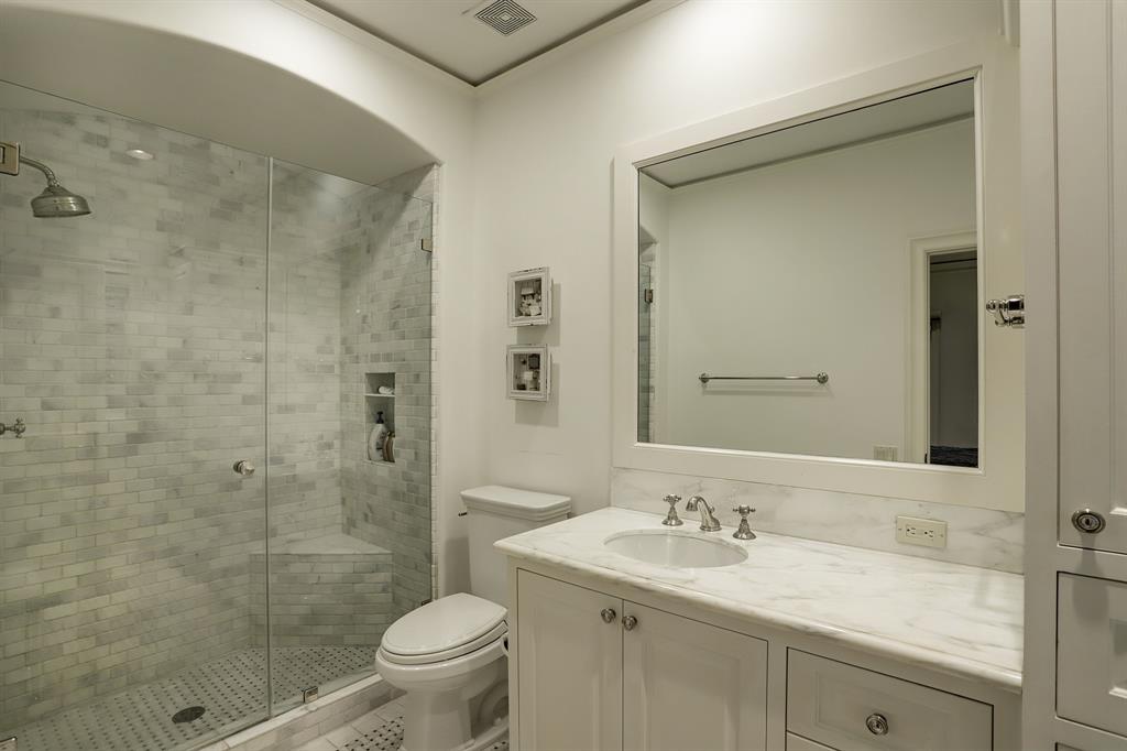 4 GREYTON Lane, Houston, TX 77024