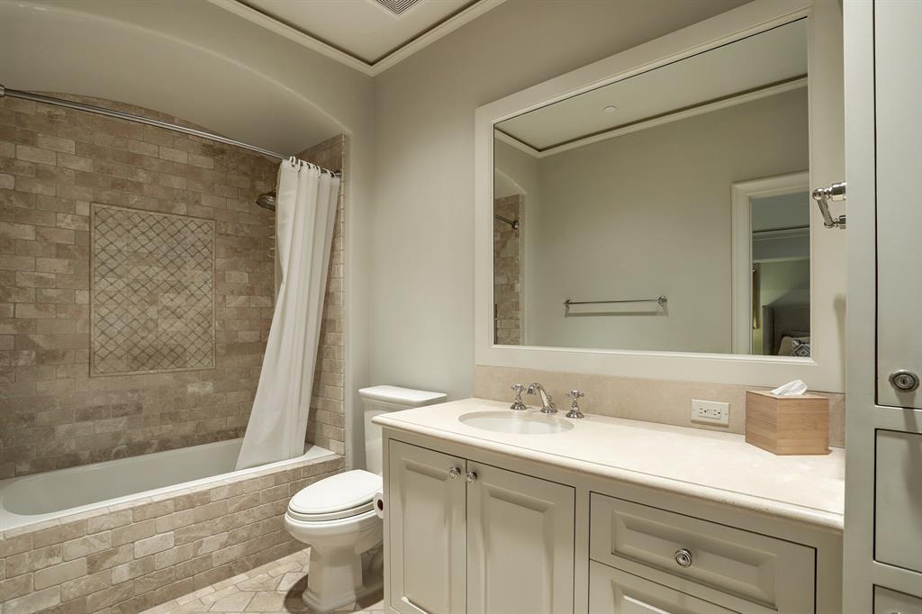 4 GREYTON Lane, Houston, TX 77024