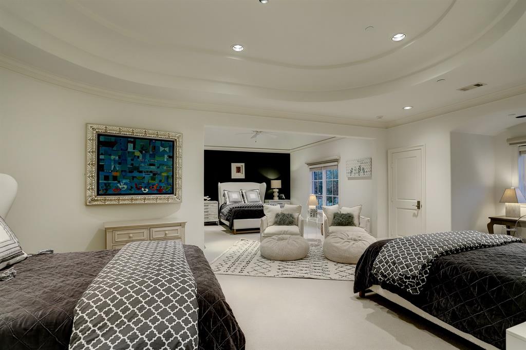 4 GREYTON Lane, Houston, TX 77024