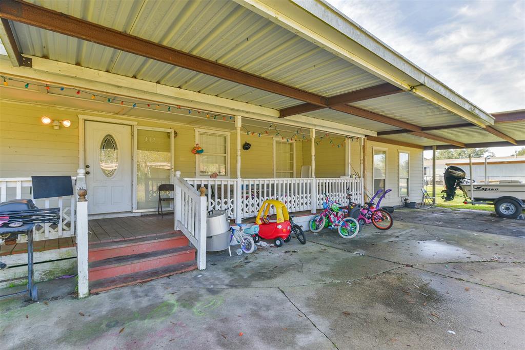 402 Lee Avenue, Anahuac, TX 77514
