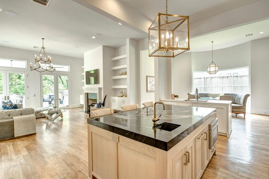 22 E Shady Lane E, Houston, TX 77063